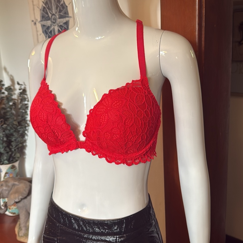 Victoria secret size 34DD unique sexy bra. Front clasp.
Like new